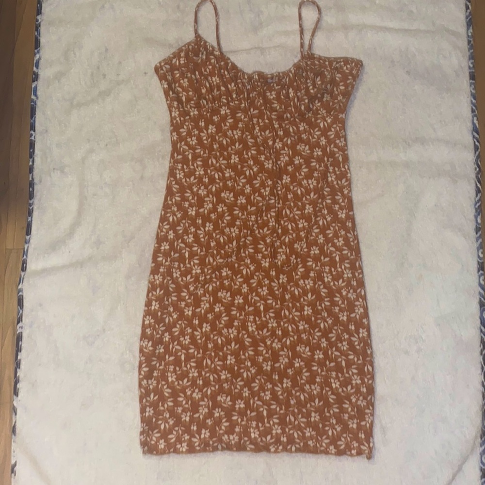 Super cute and great for summer. Selling because it’s too small for me.